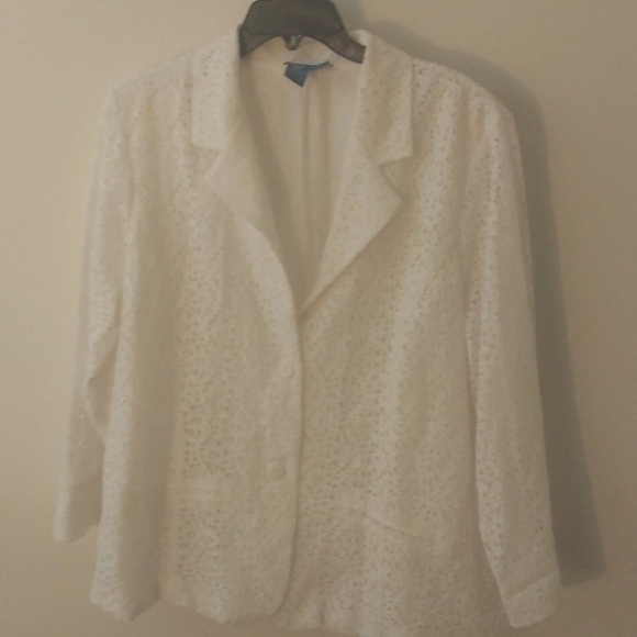 White lace blazer.  Signature collection by Vicki Wayne. Very stylish - Picture 4 of 10